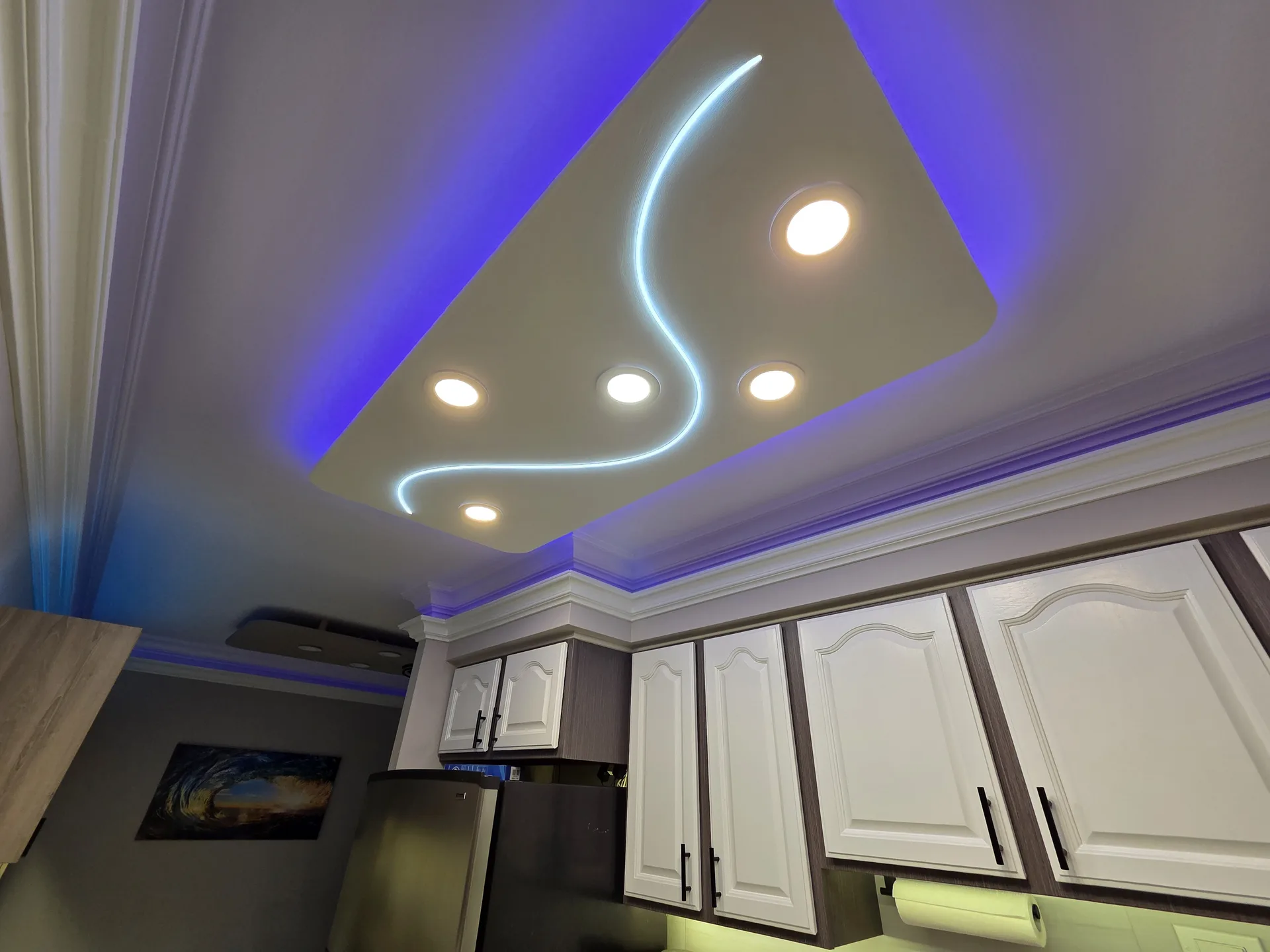 Sculpted LED ceiling with a curved light line