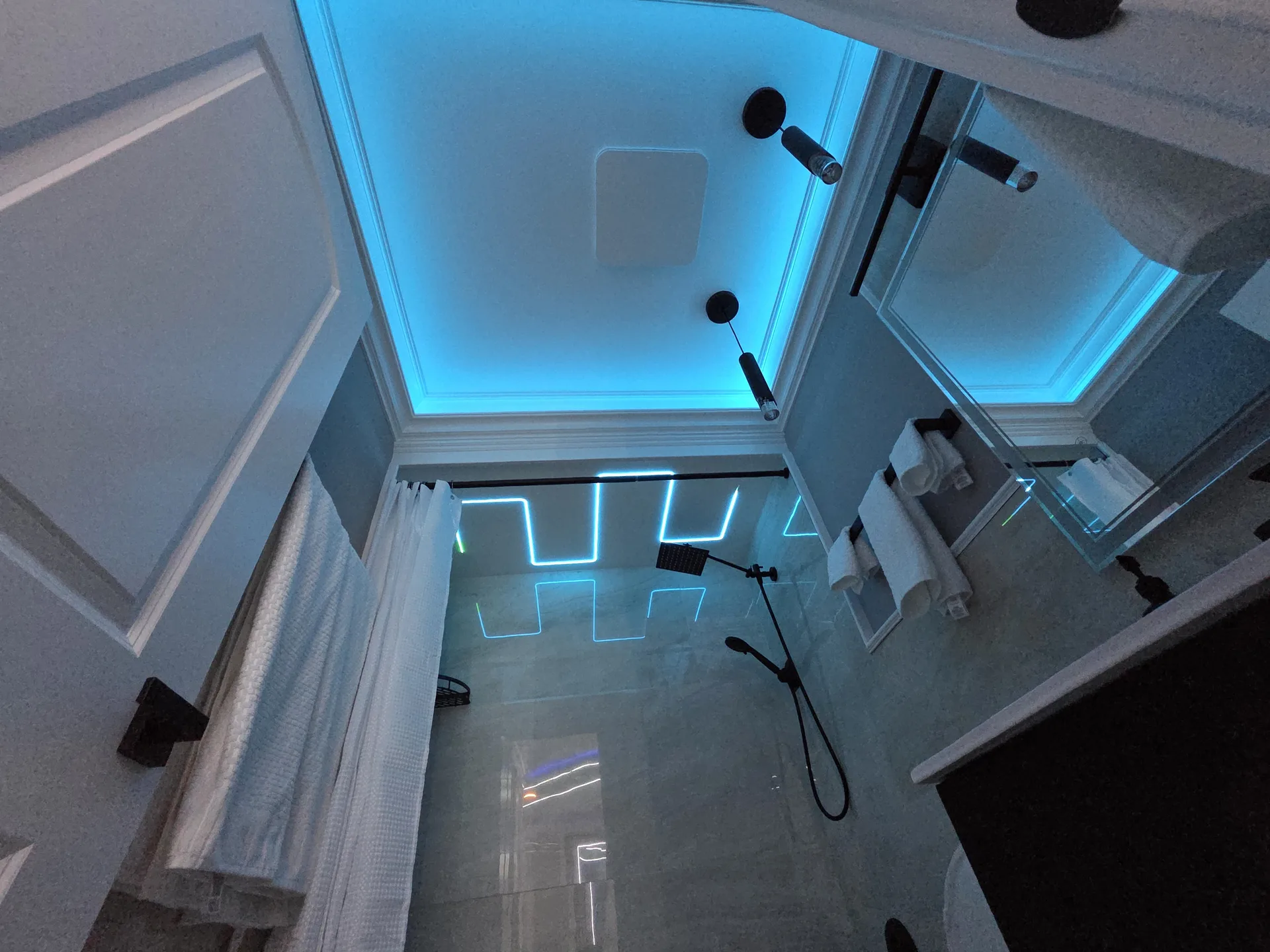 Bathroom with geometric recessed LED light lines